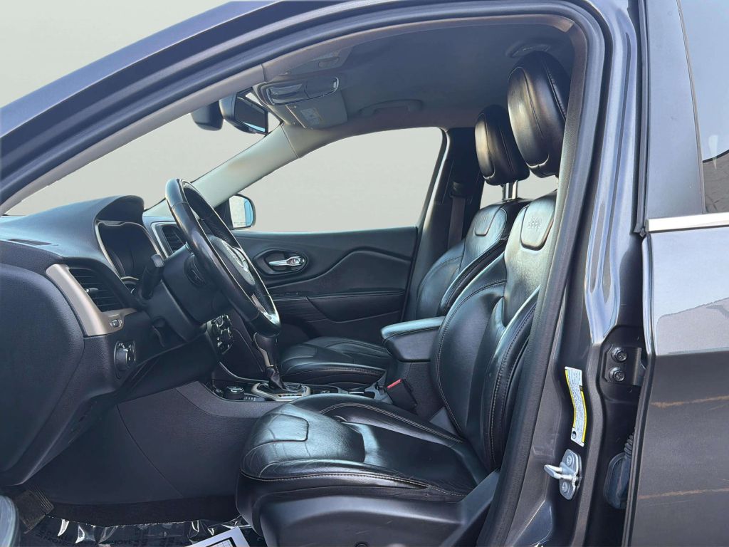 Photo 11 of this JEEP CHEROKEE