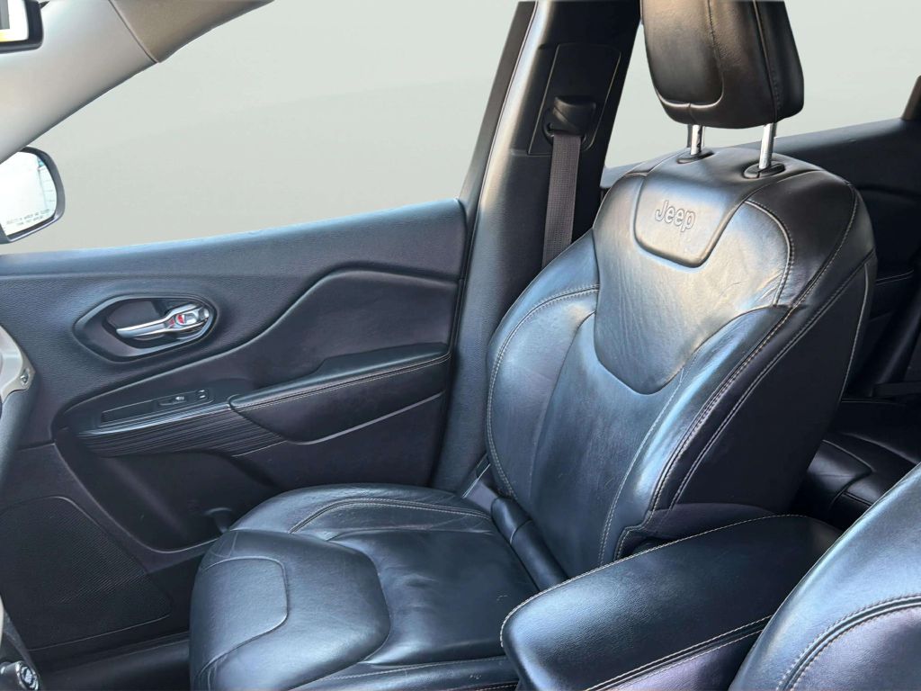 Photo 13 of this JEEP CHEROKEE