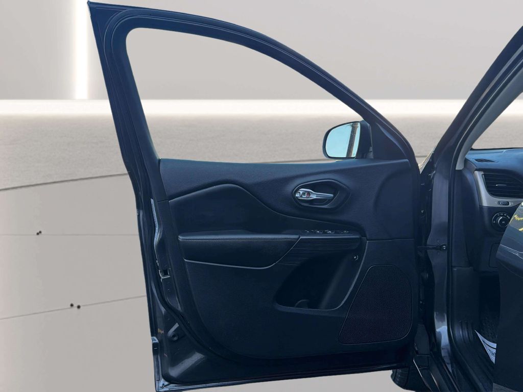 Photo 14 of this JEEP CHEROKEE