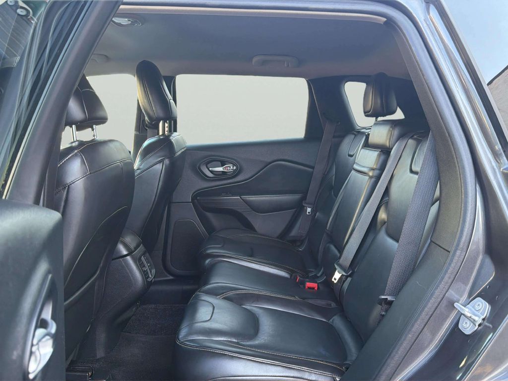 Photo 15 of this JEEP CHEROKEE