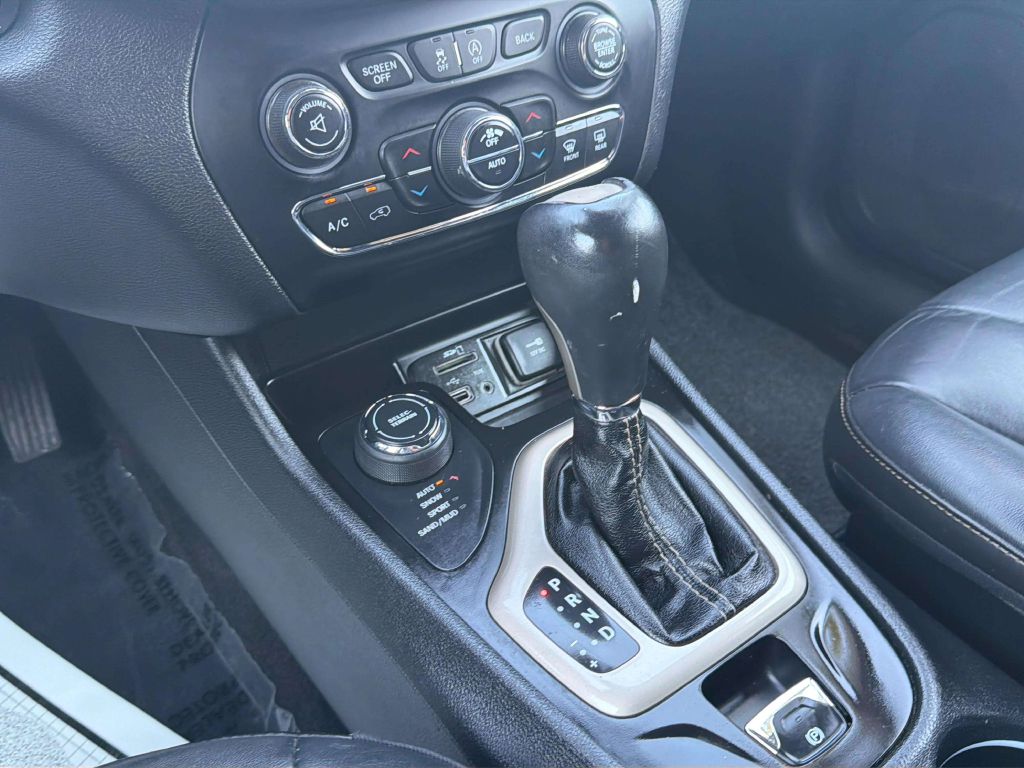 Photo 18 of this JEEP CHEROKEE