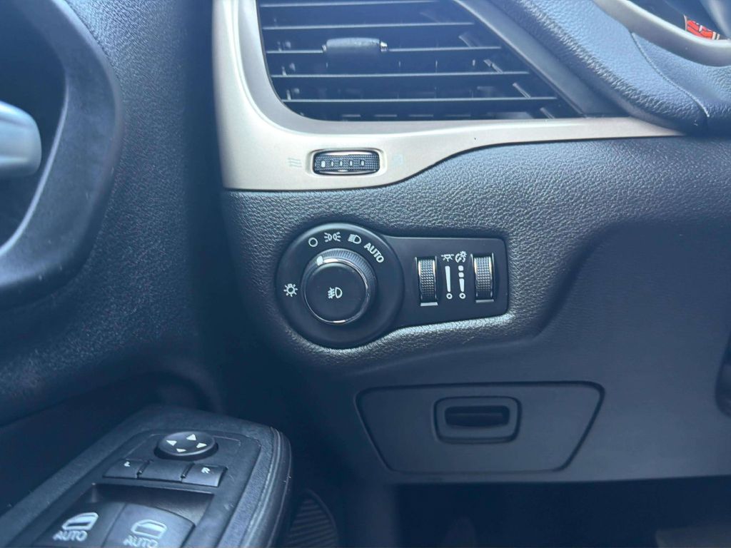 Photo 21 of this JEEP CHEROKEE
