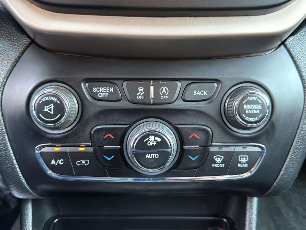 Photo 23 of this JEEP CHEROKEE