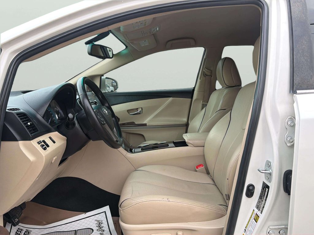 Photo 11 of this TOYOTA VENZA