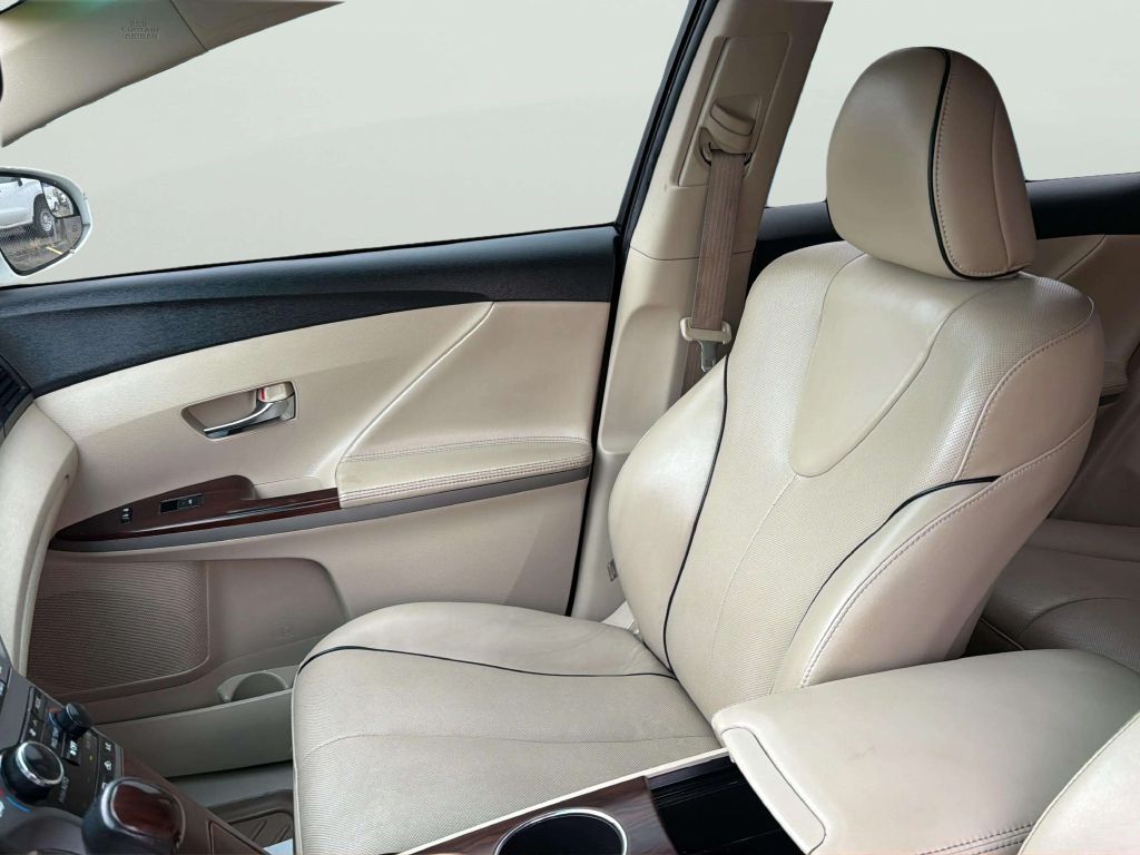 Photo 13 of this TOYOTA VENZA