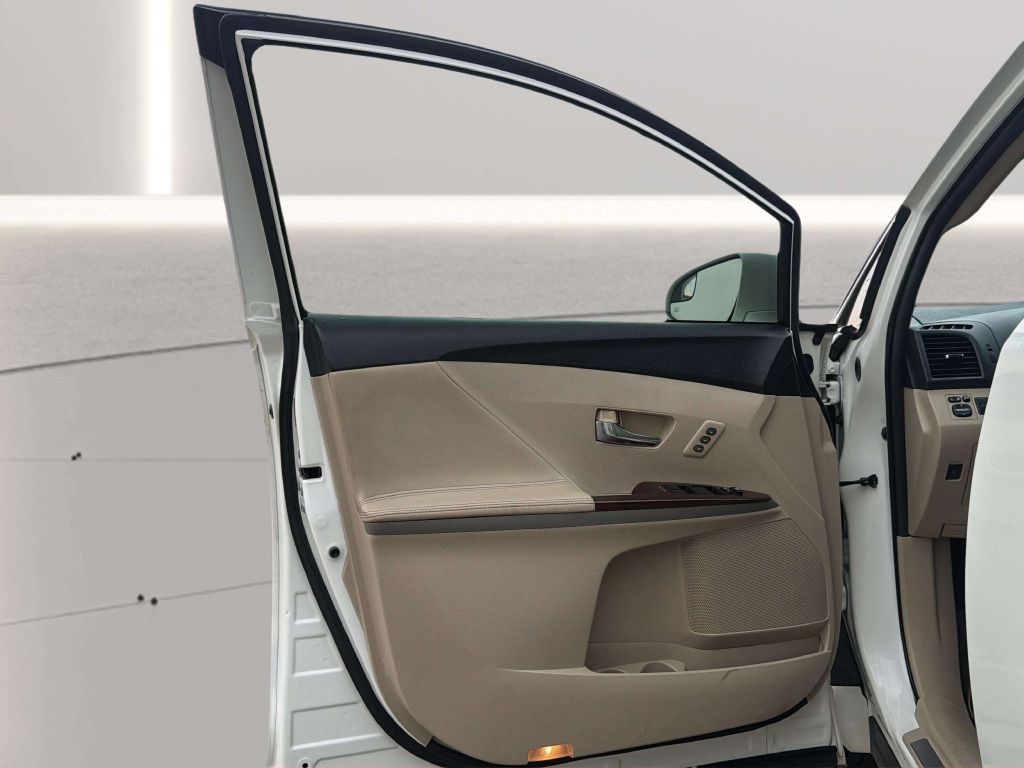 Photo 14 of this TOYOTA VENZA