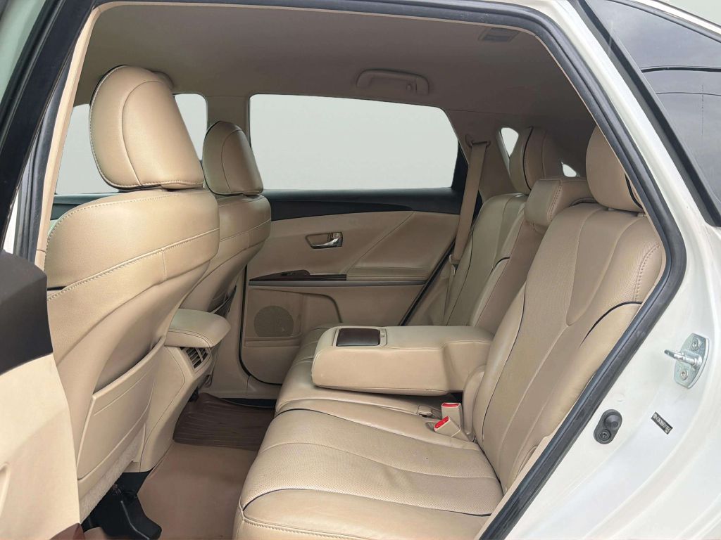 Photo 16 of this TOYOTA VENZA