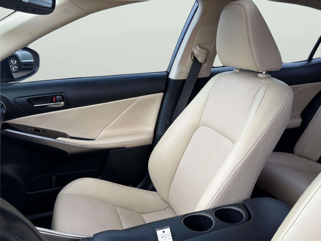 Photo 13 of this LEXUS IS 250