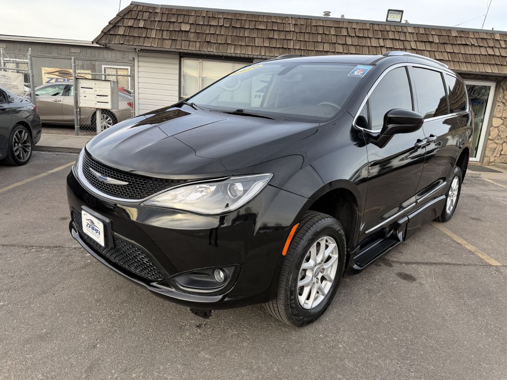 Photo 3 of this CHRYSLER PACIFICA