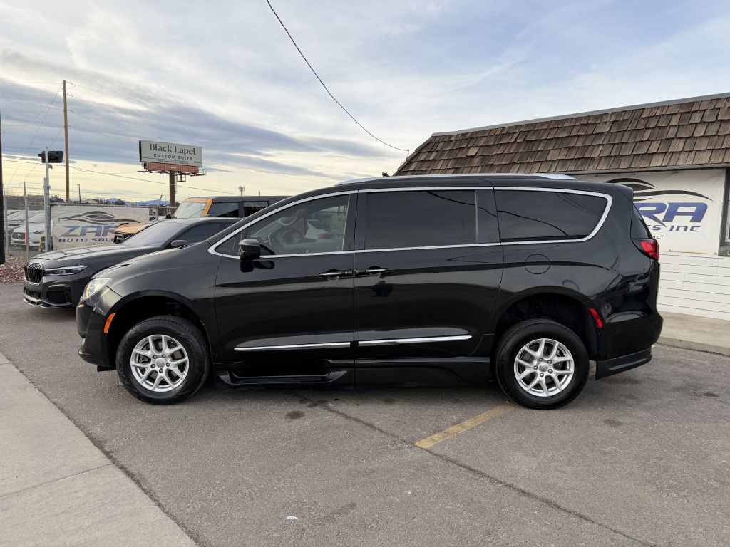 Photo 4 of this CHRYSLER PACIFICA