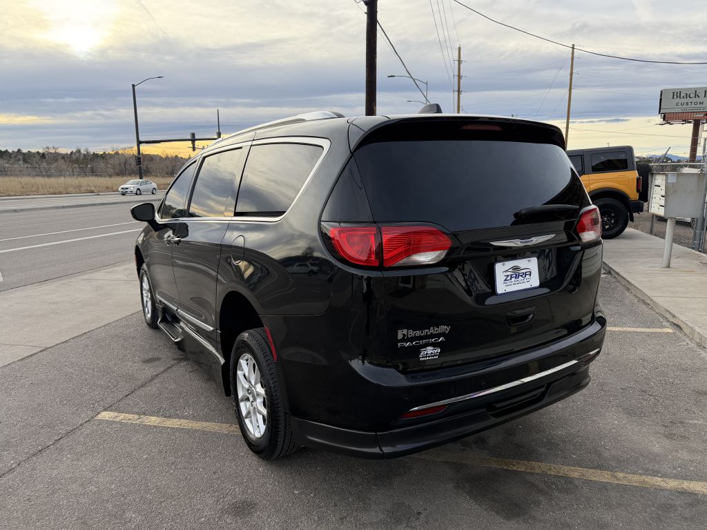 Photo 5 of this CHRYSLER PACIFICA