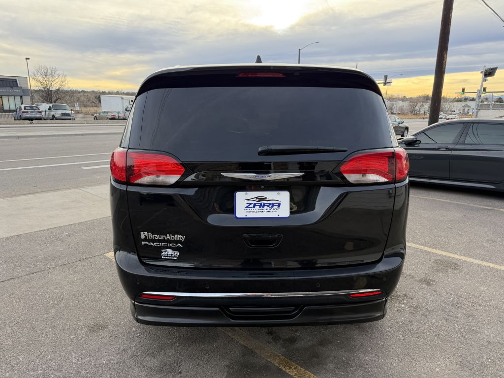 Photo 6 of this CHRYSLER PACIFICA