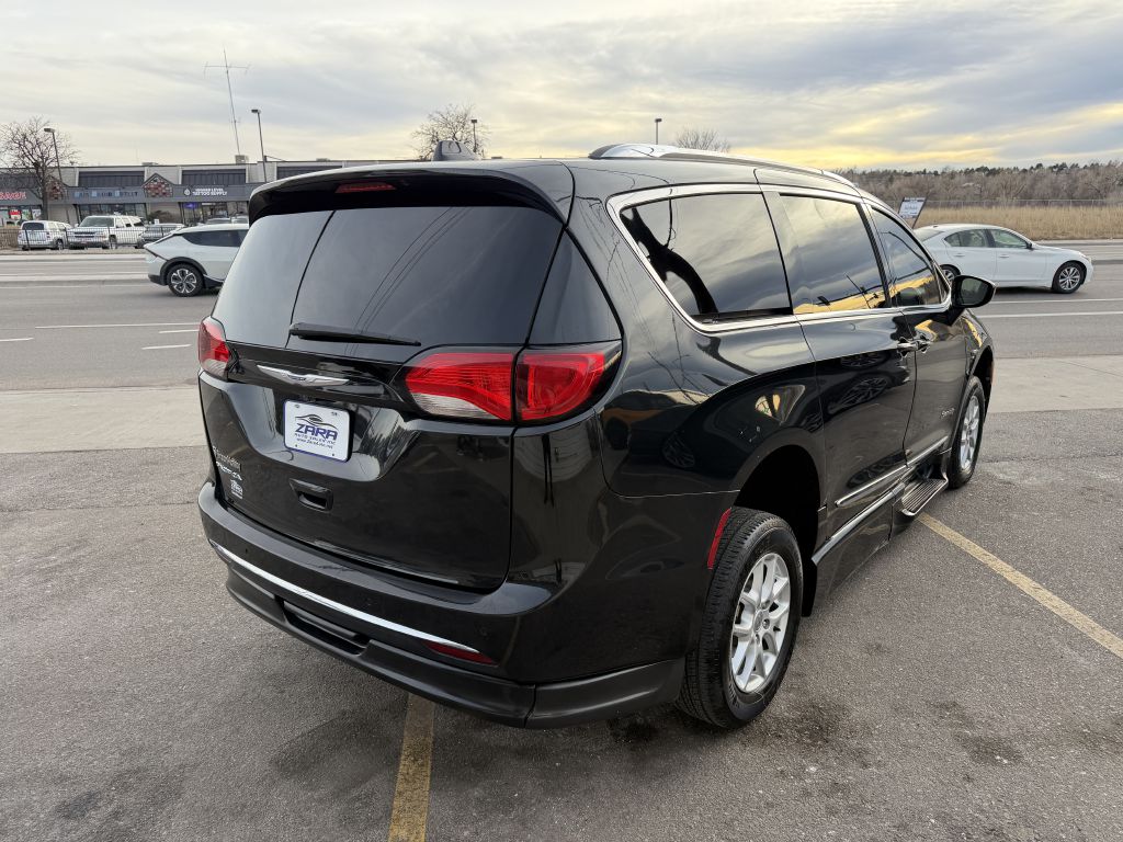 Photo 7 of this CHRYSLER PACIFICA