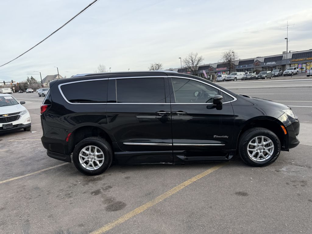 Photo 8 of this CHRYSLER PACIFICA