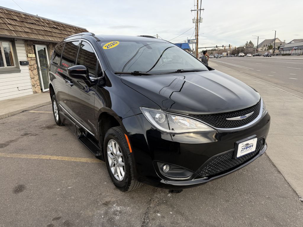 Photo 9 of this CHRYSLER PACIFICA