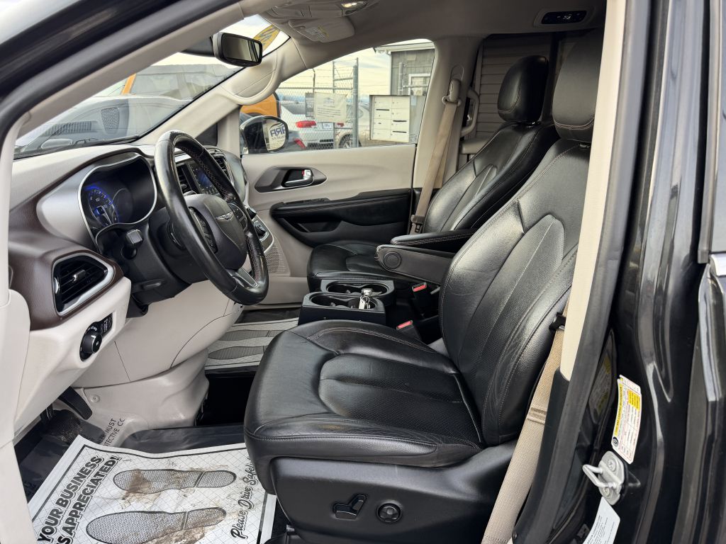 Photo 11 of this CHRYSLER PACIFICA