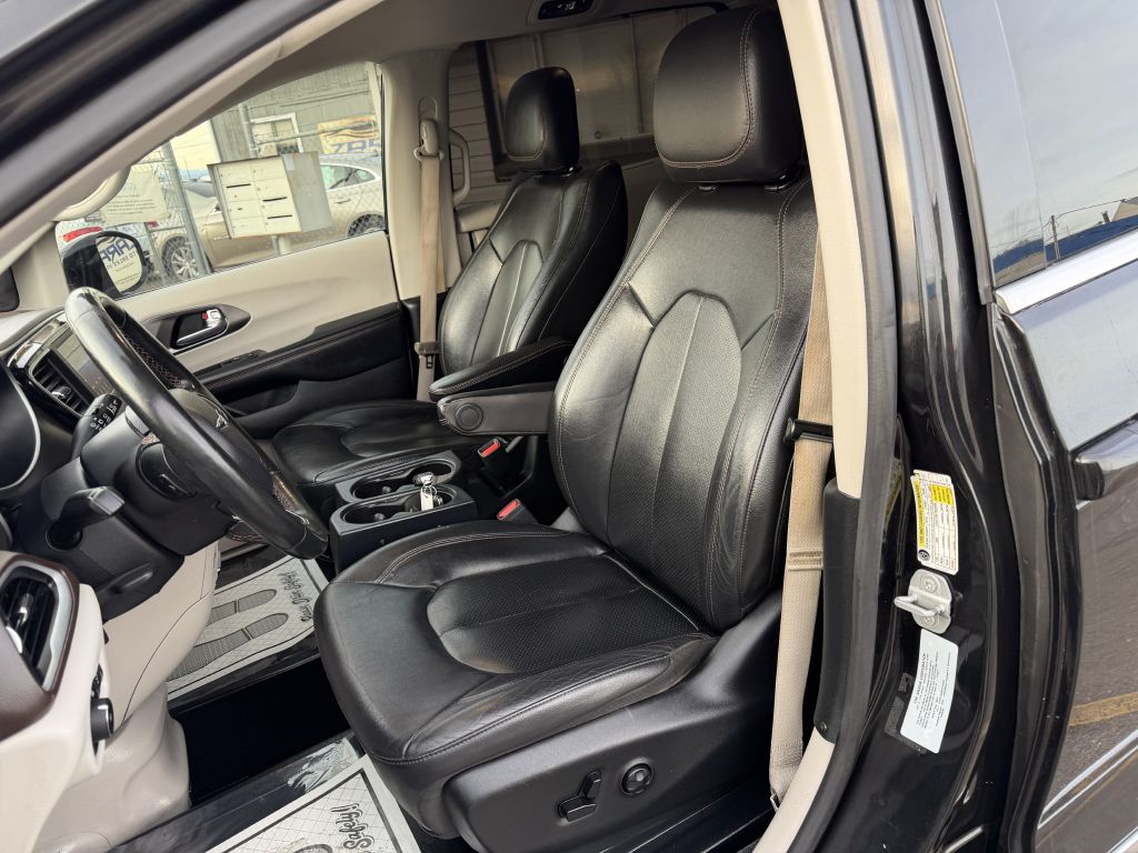Photo 12 of this CHRYSLER PACIFICA
