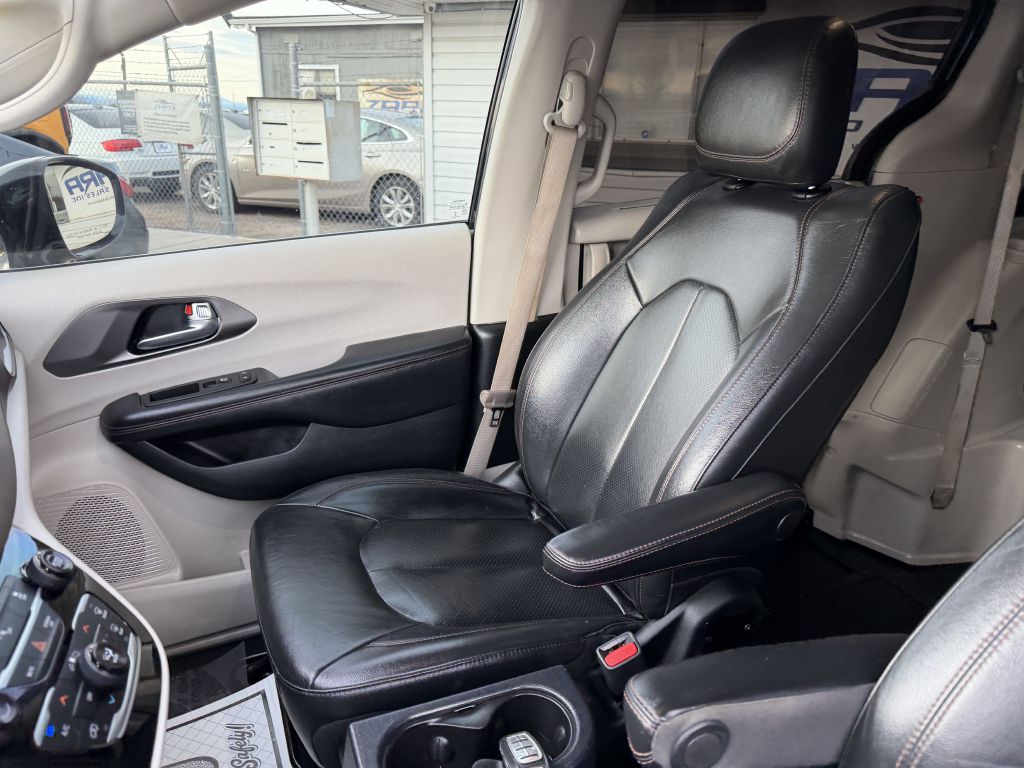 Photo 13 of this CHRYSLER PACIFICA
