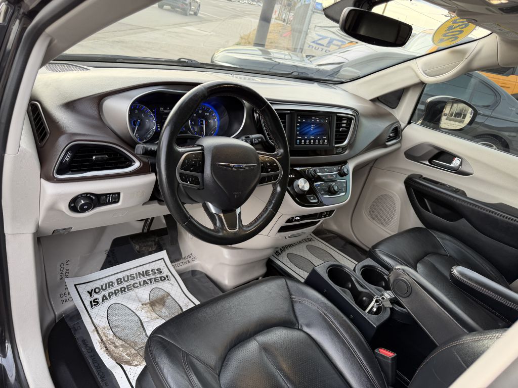 Photo 14 of this CHRYSLER PACIFICA