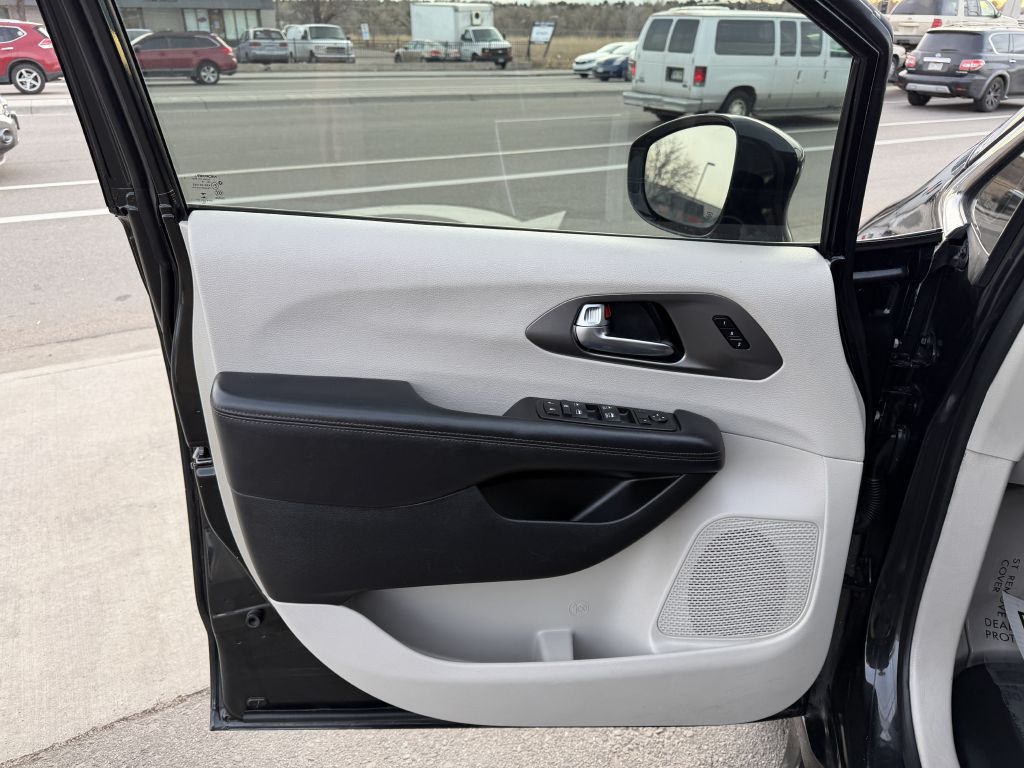 Photo 15 of this CHRYSLER PACIFICA