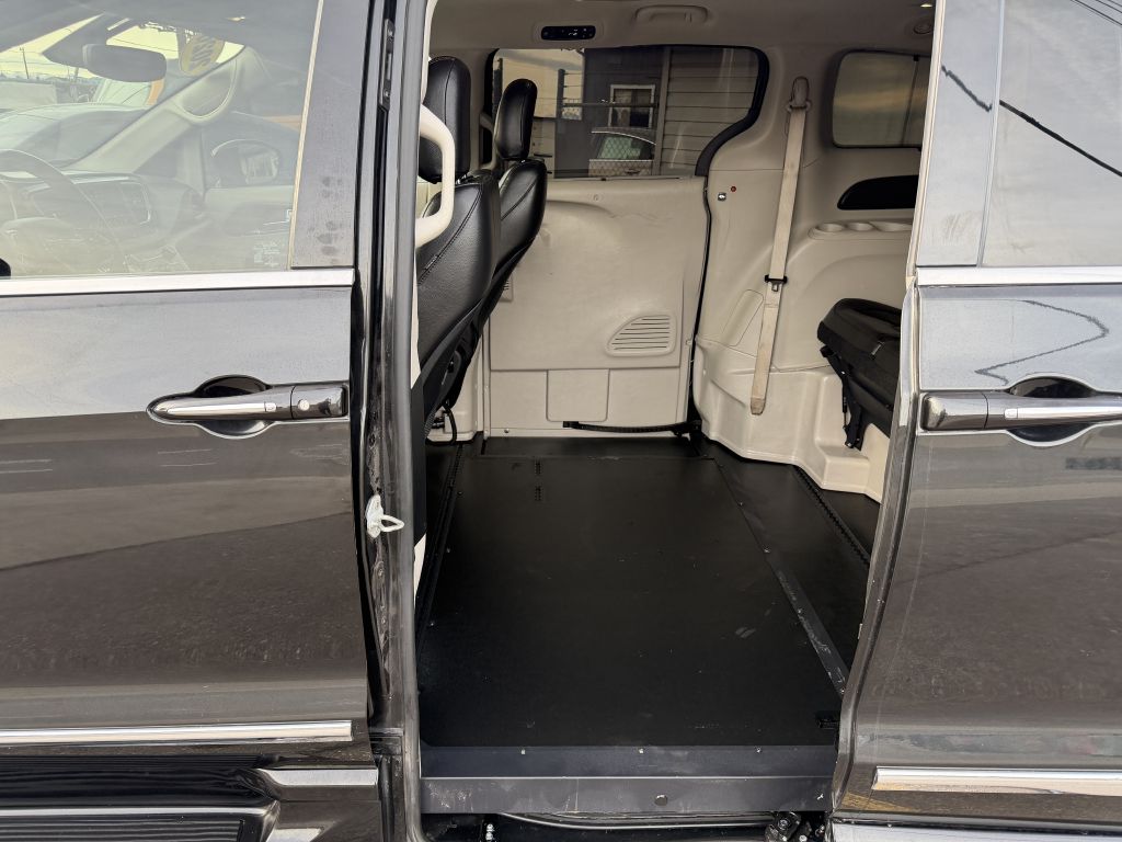 Photo 16 of this CHRYSLER PACIFICA