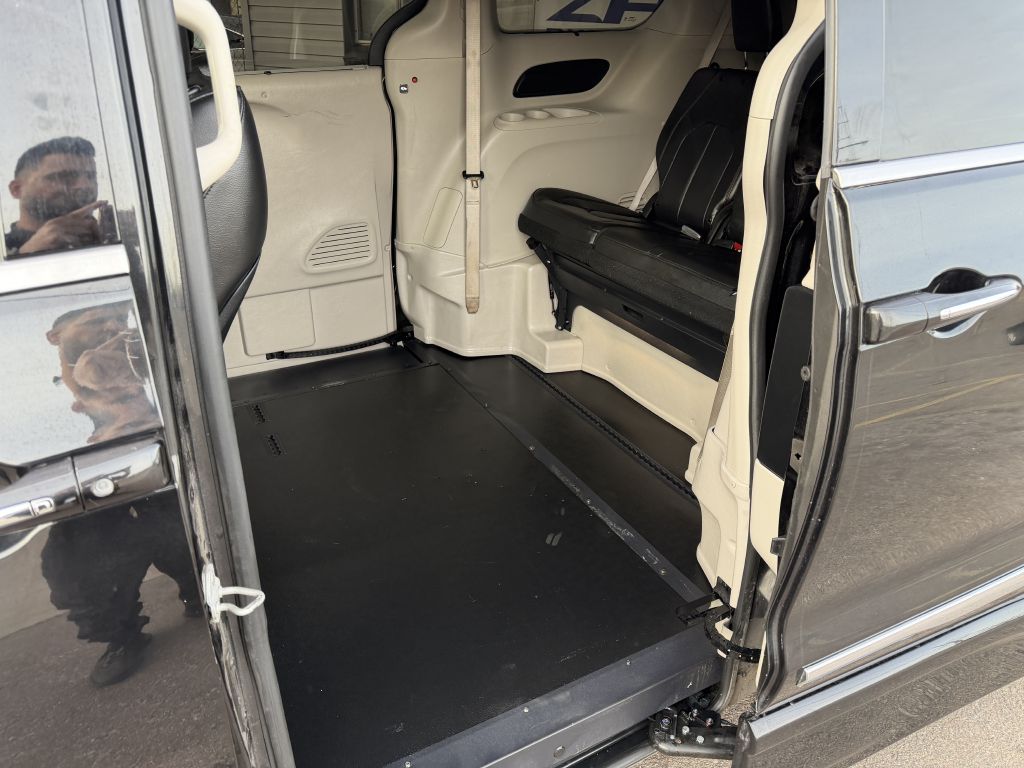 Photo 17 of this CHRYSLER PACIFICA