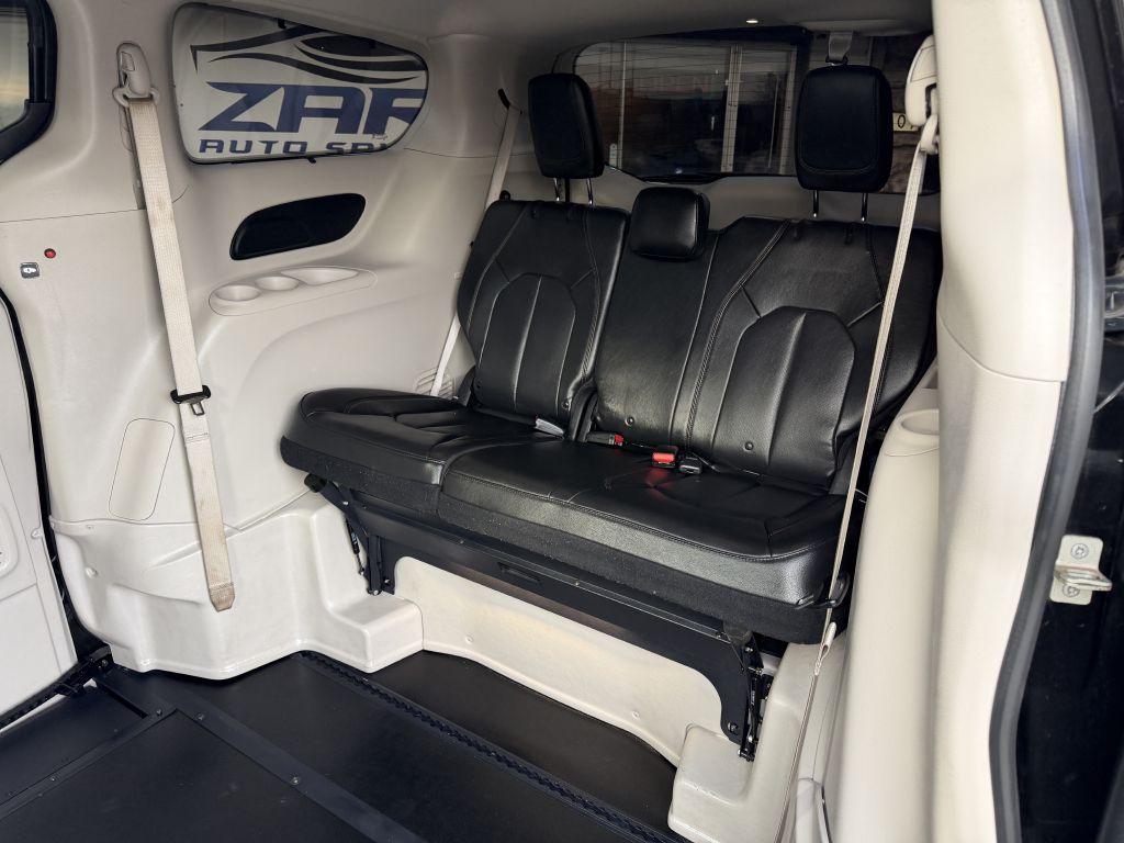 Photo 18 of this CHRYSLER PACIFICA