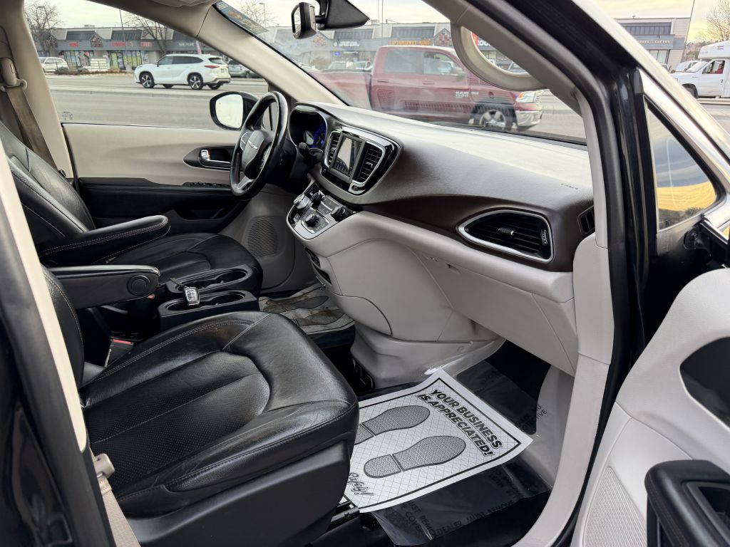 Photo 19 of this CHRYSLER PACIFICA