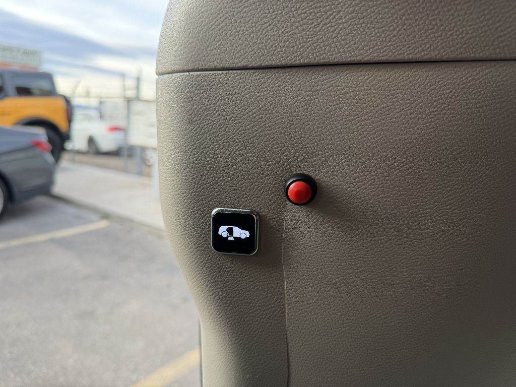 Photo 21 of this CHRYSLER PACIFICA