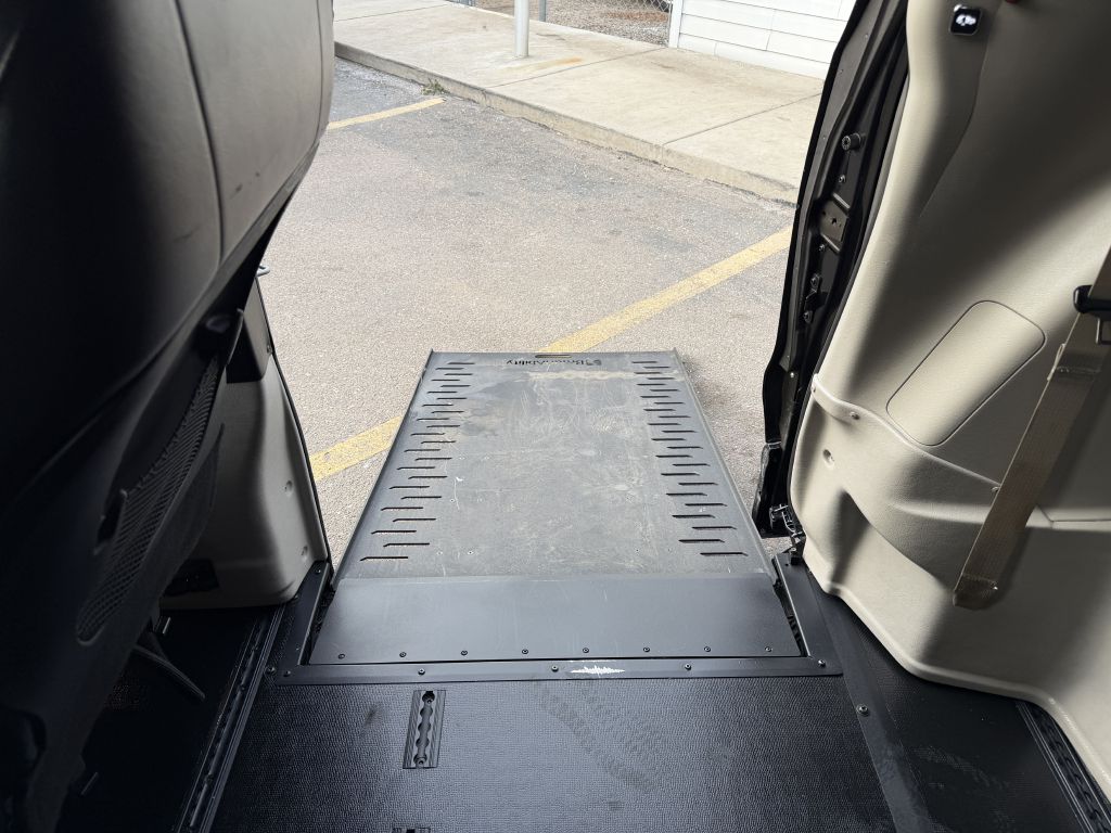 Photo 22 of this CHRYSLER PACIFICA