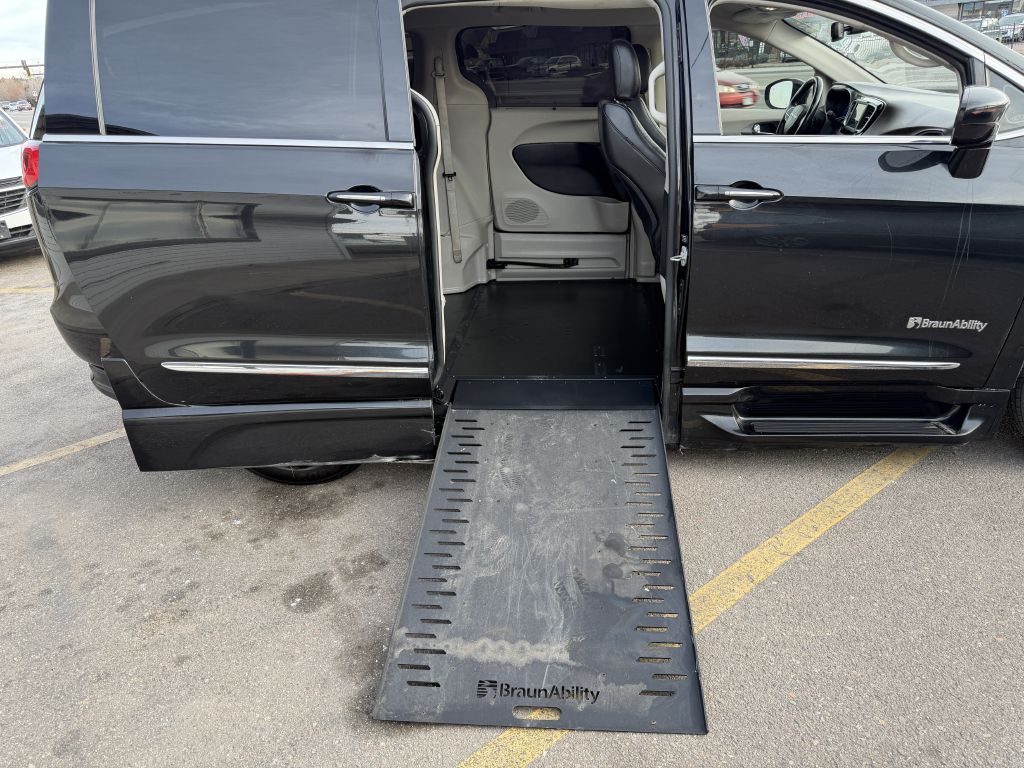 Photo 23 of this CHRYSLER PACIFICA