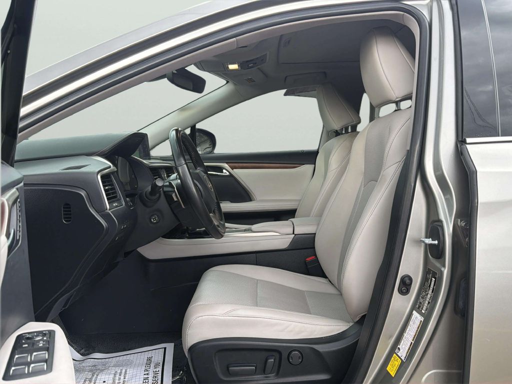Photo 12 of this LEXUS RX 350L