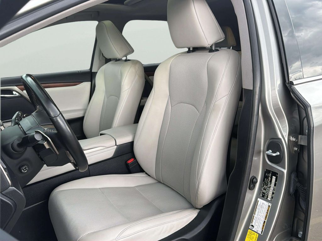 Photo 15 of this LEXUS RX 350L