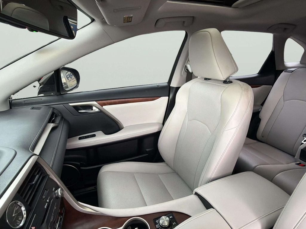 Photo 16 of this LEXUS RX 350L