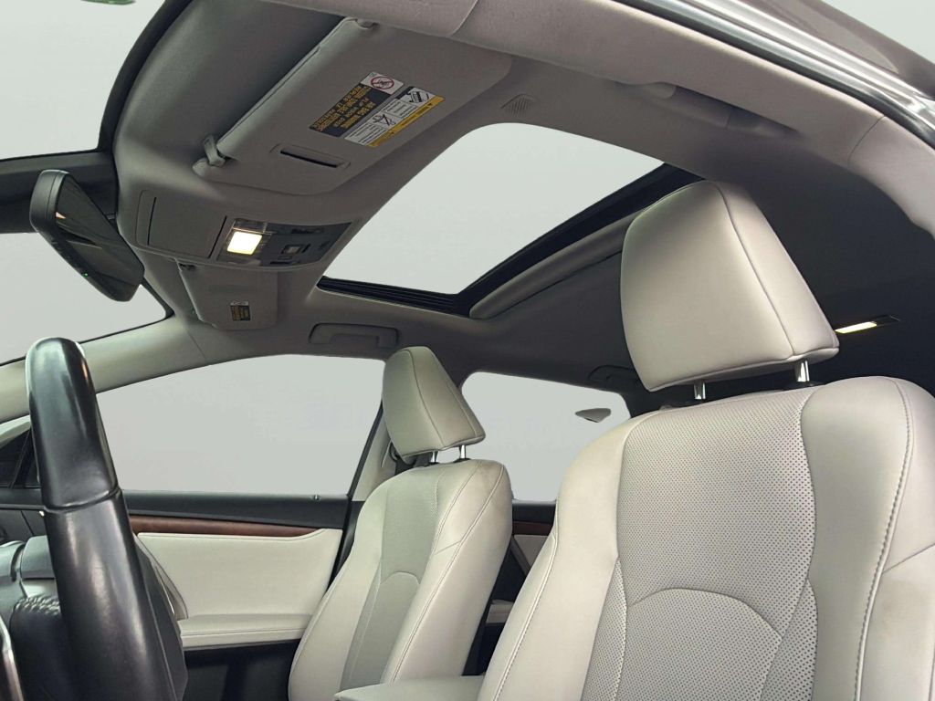 Photo 17 of this LEXUS RX 350L