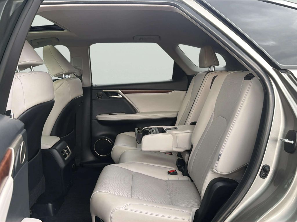 Photo 18 of this LEXUS RX 350L