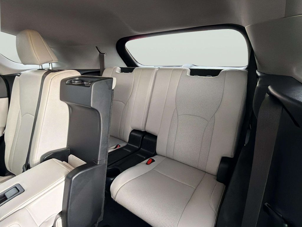 Photo 19 of this LEXUS RX 350L