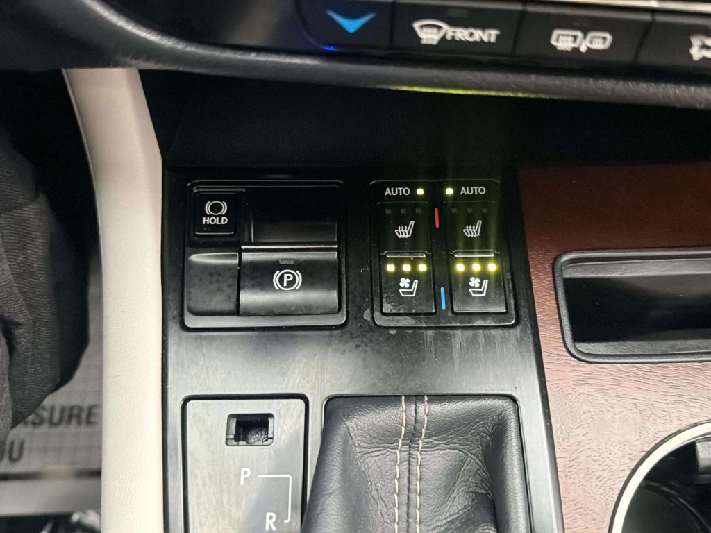 Photo 31 of this LEXUS RX 350L