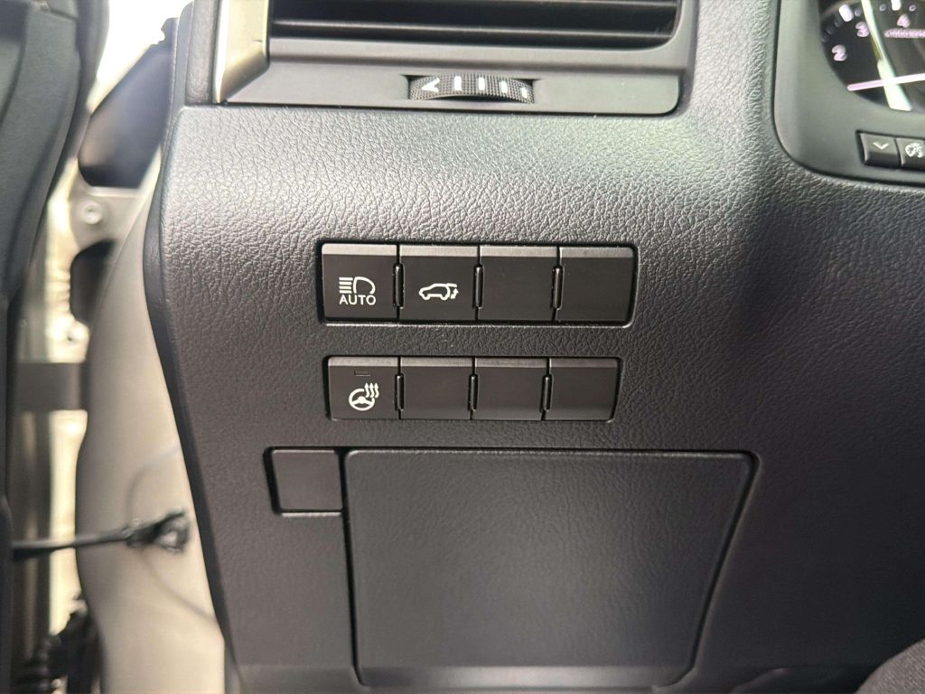 Photo 32 of this LEXUS RX 350L