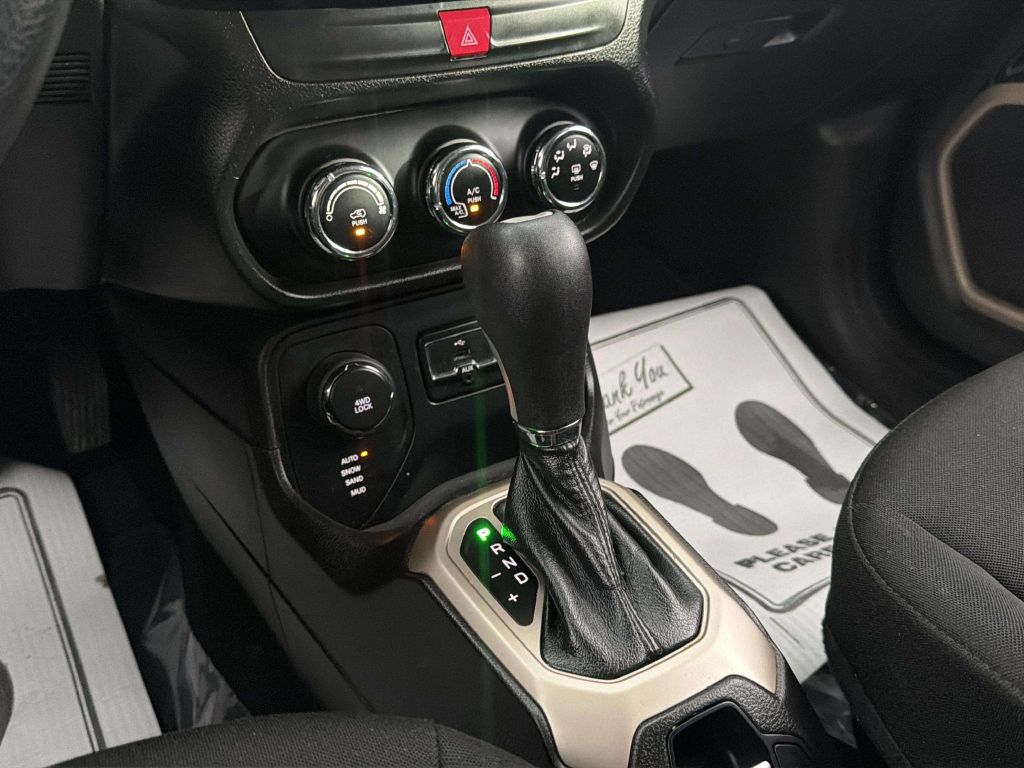 Photo 17 of this JEEP RENEGADE