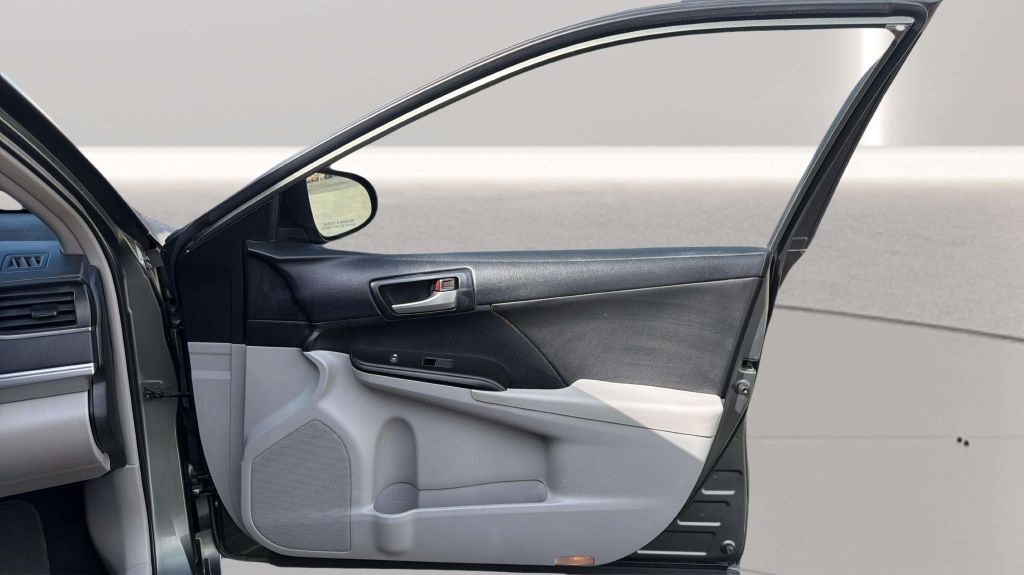 Photo 16 of this TOYOTA CAMRY