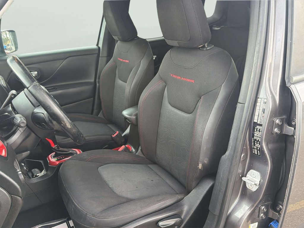 Photo 12 of this JEEP RENEGADE