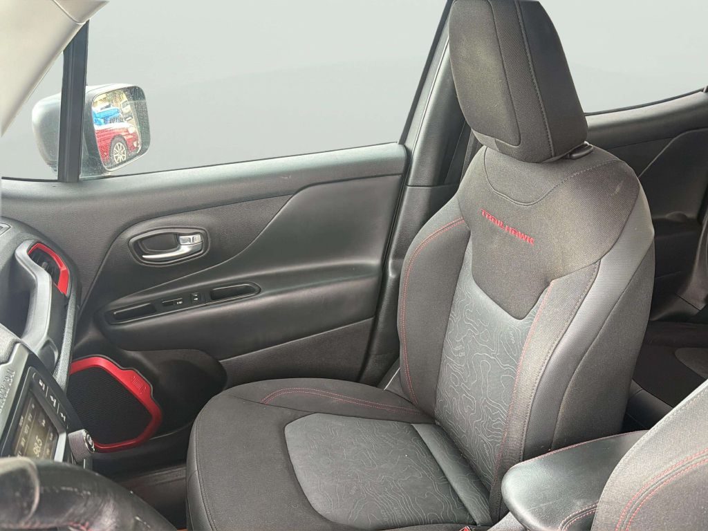 Photo 13 of this JEEP RENEGADE
