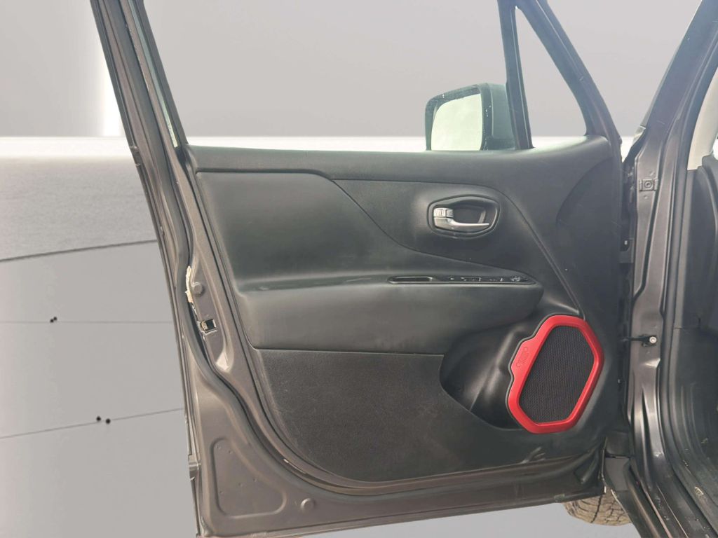Photo 14 of this JEEP RENEGADE