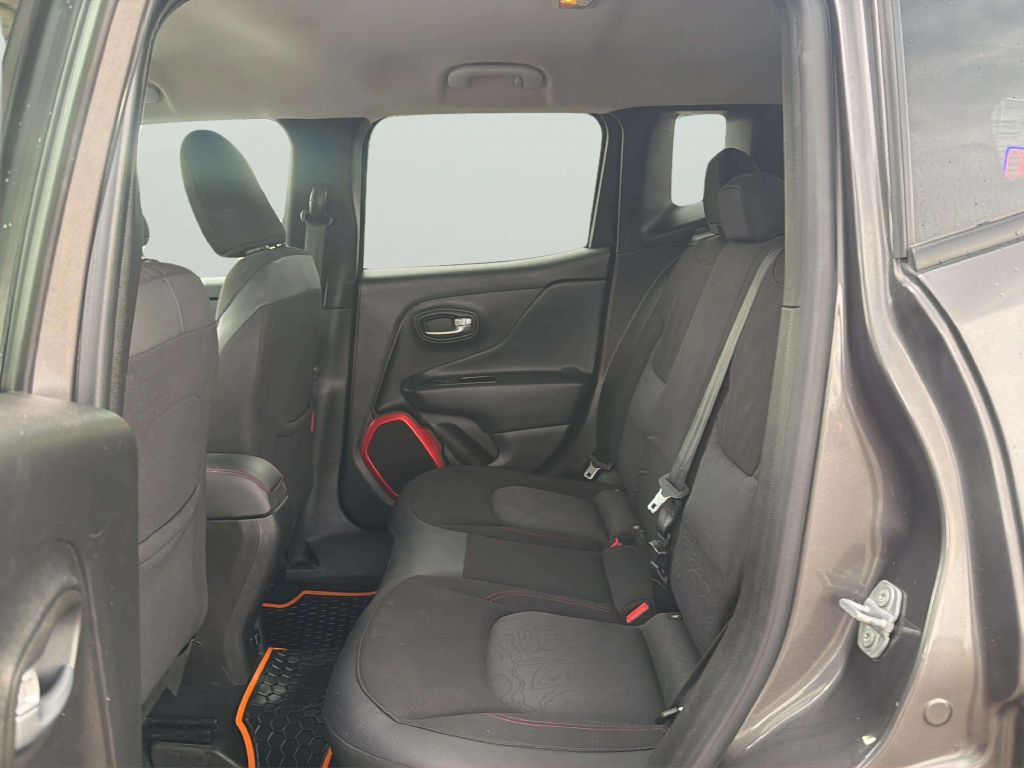 Photo 15 of this JEEP RENEGADE