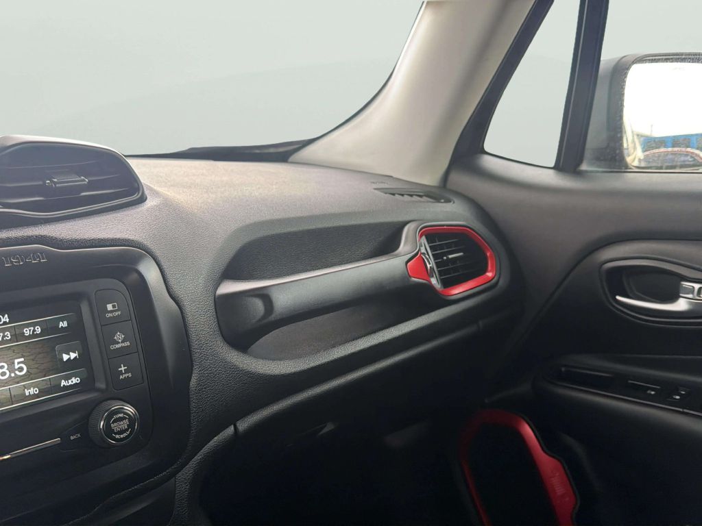 Photo 18 of this JEEP RENEGADE