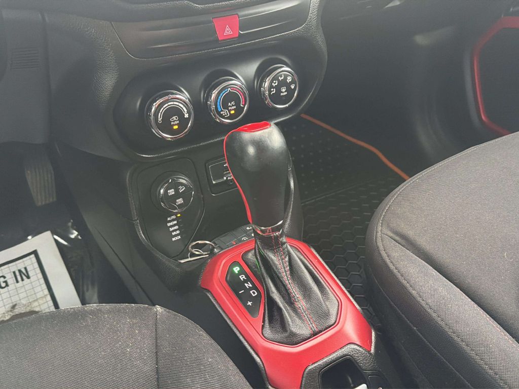 Photo 19 of this JEEP RENEGADE