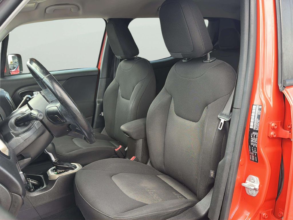 Photo 12 of this JEEP RENEGADE