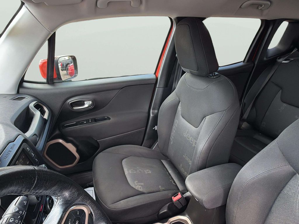 Photo 13 of this JEEP RENEGADE