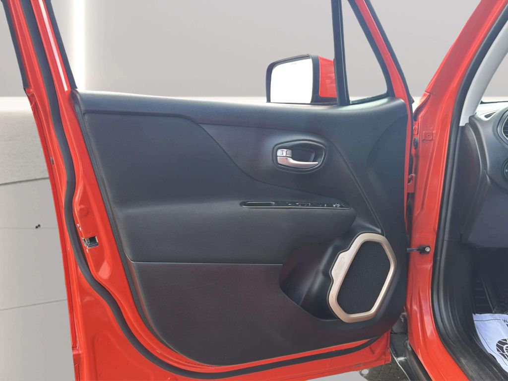 Photo 14 of this JEEP RENEGADE